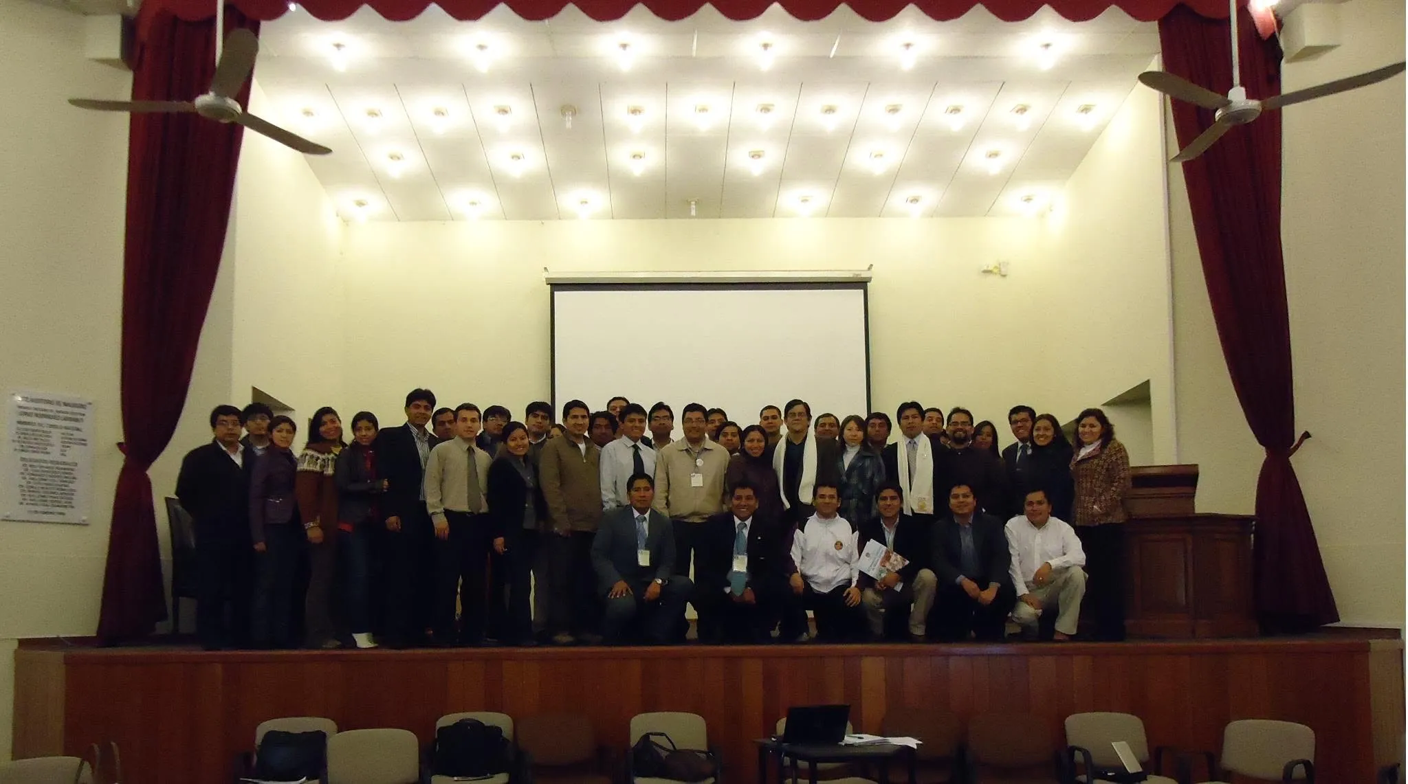 Encuentro nacional del Comité Médico Joven, reunido en auditorio.